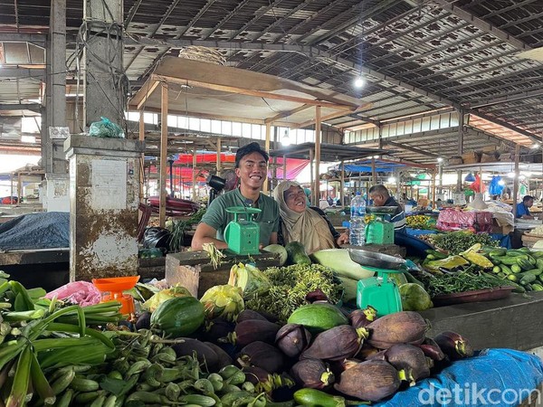 Pria Viral Unggah Aktivitasnya Berjualan Sayur di Pasar