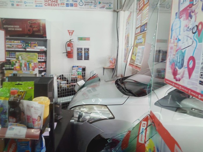 Sebuah Mobil Menabrak Minimarket di Kawasan Bogor